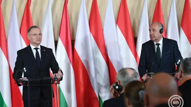  Andrzej Duda lengyel államfő (b) és Sulyok Tamás köztársasági elnök sajtónyilatkozatot tesz a plenáris tárgyalás után a lengyel-magyar barátság napja alkalmából Kaposváron, 2025. március 21-én. MTI/Bruzák Noémi
