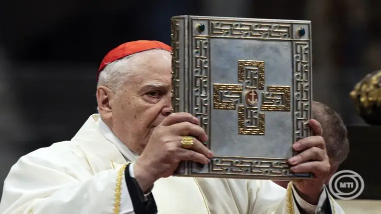 A lábadozó Ferenc pápa kijelölte Domenico Calgano bíboros, az Apostoli Szék Vagyonkezelőségének nyugalmazott elnöke a nagycsütörtöki krizmaszentelő misét mutatja be a vatikáni Szent Péter-bazilikában 2025. április 17-én.MTI/EPA/ANSA/Angelo Carconi