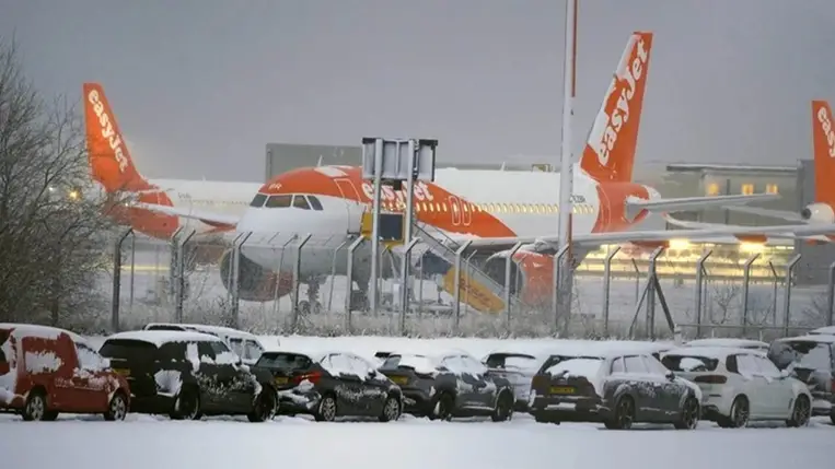 Több nagyobb repteret le kellett zárni Nagy-Britanniában a havazás miatt /Fotó: Northfoto
