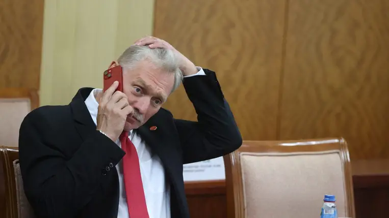 Dmitrij Peszkov, a Kreml szóvivője telefonon egyeztet valakivel (Fotó: Getty Images)