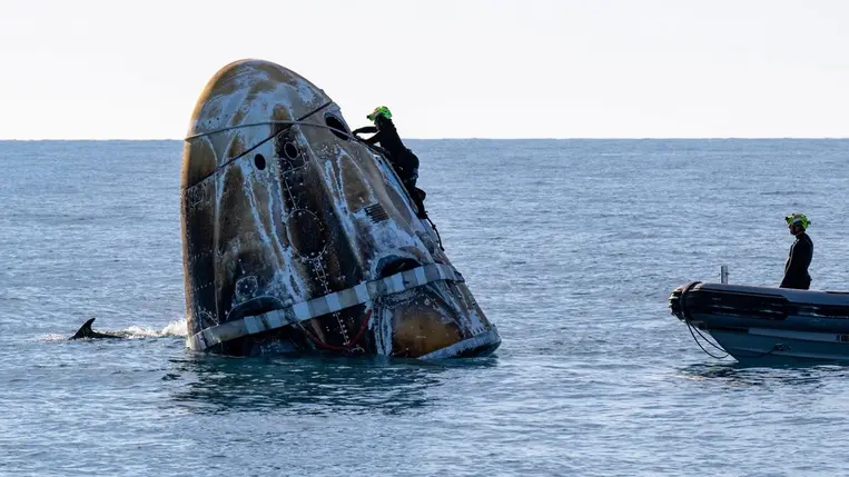Kilenc hónap után visszatértek a Földre a Nemzetközi Űrállomáson rekedt űrhajósok, delfinek üdvözölték őket a tengerben