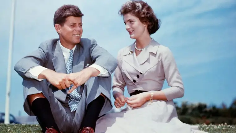 John F. Kennedy és Jacqueline Bouvier Kennedyék családi házánál, a massachusettsi Hyannis Portban, néhány hónappal az esküvőjük előtt (Fotó: Getty Image)