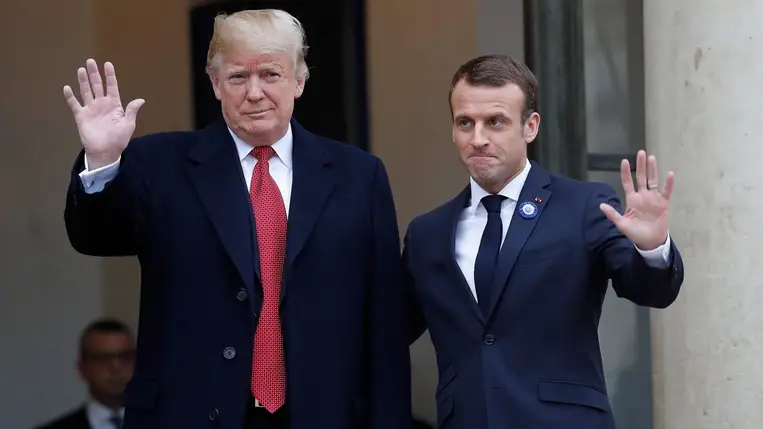 Emmanuel Macron francia államfő (j) fogadja Donald Trump amerikai elnököt a párizsi államfői rezidencián, az Elysée-palotában 2018. november 10-én (Fotó: MTI/EPA/Ian Langsdon)