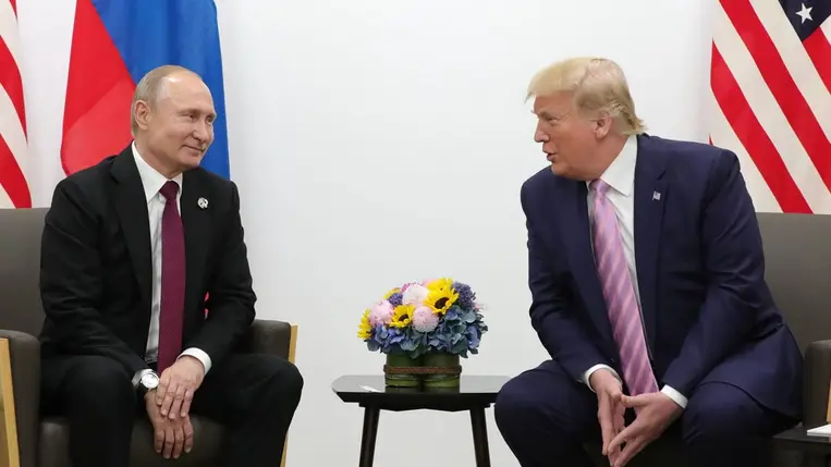 Vlagyimir Putyin orosz és Donald Trump amerikai elnök kétoldalú megbeszélést folytat a G20 kétnapos csúcstalálkozójának első napi ülésén Oszakában 2019. június 28-án. MTI/EPA/Mihail Klimentyev