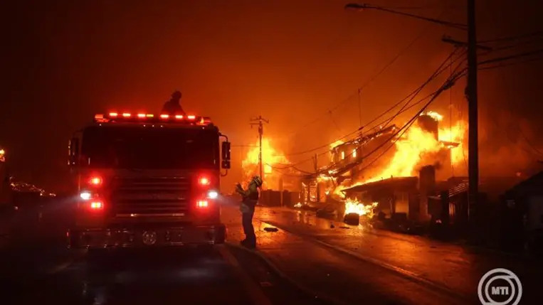 Tűzoltók dolgoznak lakóházakra átterjedt erdőtűz oltásán a Los Angelesszel szomszédos Malibuban 2025. január 7-én. MTI/EPA/Allison Dinner