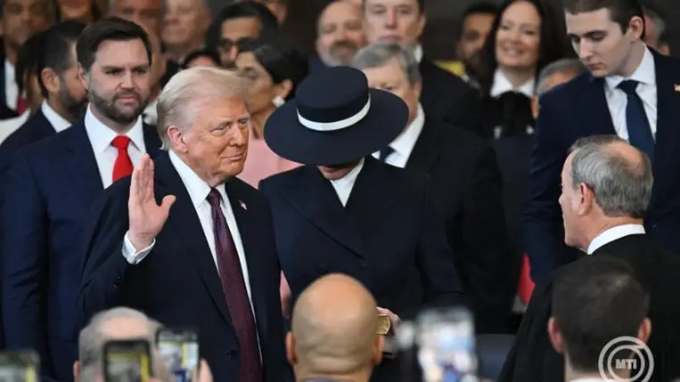 Donald Trump megválasztott amerikai elnök (b) leteszi hivatali esküjét a beiktatási ünnepségén a washingtoni kongresszus kupolatermében 2025. január 20-án.  MTI/AP/Reuters pool/Kevin Lamarque