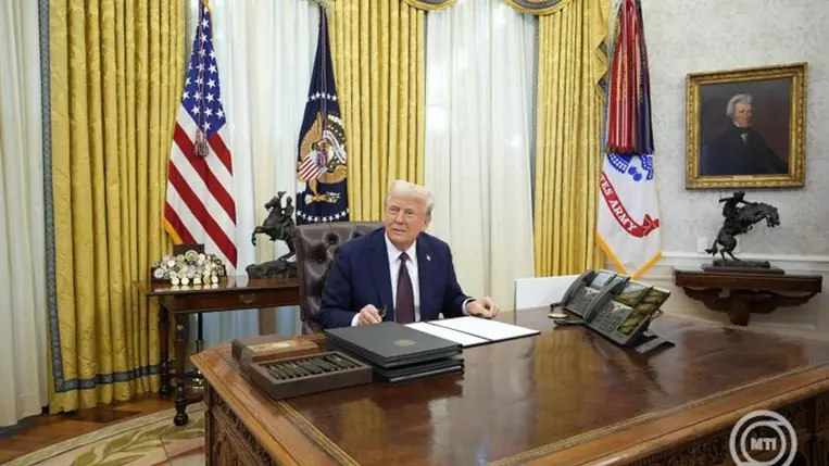 Donald Trump amerikai elnök, mielőtt aláírja az újabb elnöki rendeleteit a washingtoni Fehér Ház Ovális irodájában 2025. január 23-án. MTI/EPA/ABACA pool/Yuri Gripas