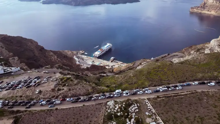 Járművek tartanak Atiniosz kompkikötő felé Szantorini görög szigeten 2025. február 3-án, miután az elmúlt két napban földrengéssorozat rázta meg a szigetet. (Fotó: MTI/EPA/ANA-MPA/Hrisztosz Jancisz)