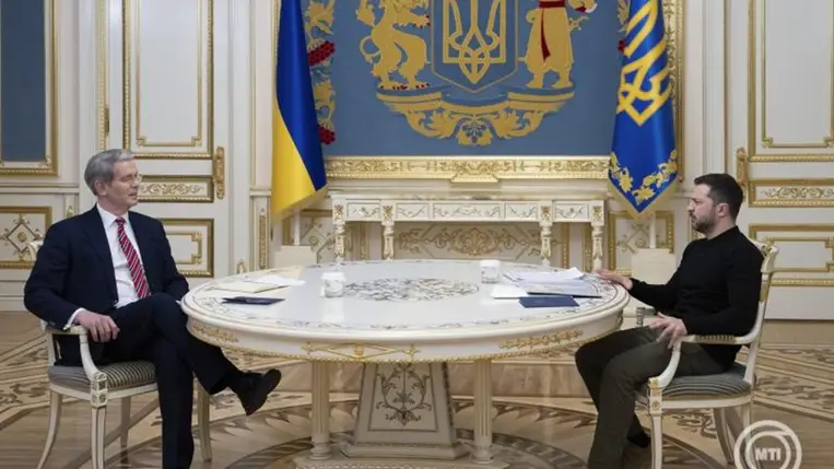 Volodimir Zelenszkij ukrán elnök (j) Scott Bessent amerikai pénzügyminisztert fogadja Kijevben 2025. február 12-én. MTI/EPA