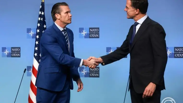 Pete Hegseth amerikai védelmi miniszter (b) és Mark Rutte NATO-főtitkár kezet fog a NATO-tagországok védelmi minisztereinek tanácskozásán tartott sajtóértekezletükön Brüsszelben 2025. február 13-án. MTI/EPA/Olivier Hoslet