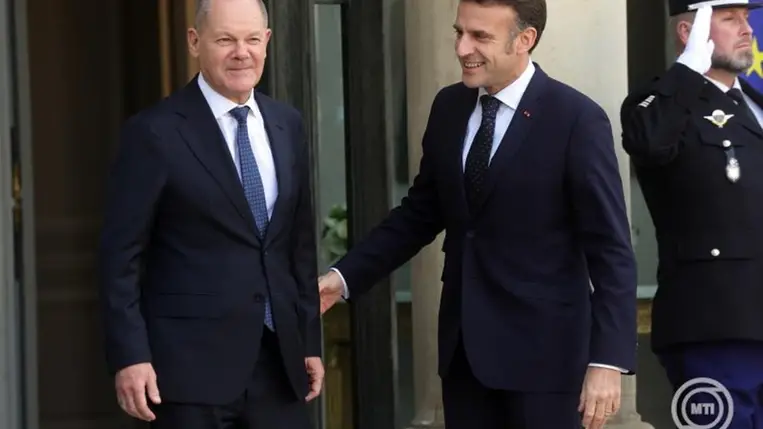 Emmanuel Macron francia elnök fogadja Olaf Scholz német kancellárt az EU-tagországok vezetőinek informális biztonsági csúcstalálkozója előtt az Elysée-palotában 2025. február 17-én. MTI/EPA/Teresa Suárez