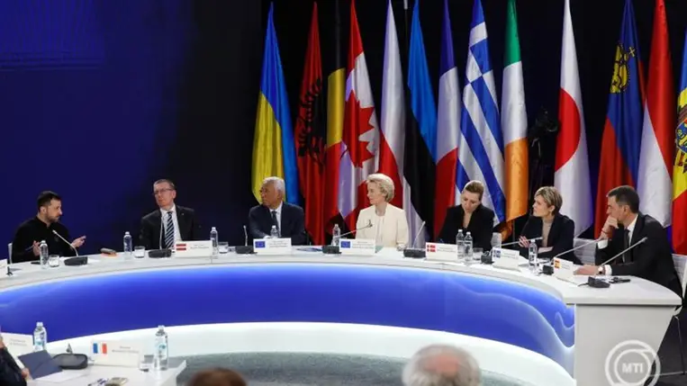 Volodimir Zelenszkij ukrán elnök az orosz-ukrán háború kitörésének harmadik évfordulója alkalmából uniós csúcsszervek vezetői és tagállami vezetők részvételével tartott csúcsértekezleten Kijevben 2025. február 24-én. MTI/EPA/Reuters pool/Gleb Garanich