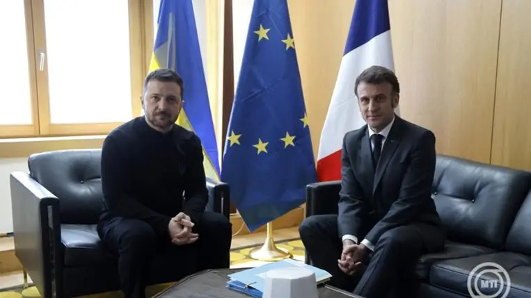 Emmanuel Macron francia (jobb) és Volodimir Zelenszkij ukrán elnök az Európai Unió rendkívüli csúcstalálkozója előtt az Európai Tanács brüsszeli épületében 2025. március 6-án. MTI/EPA/AFP pool/Ludovic Marin