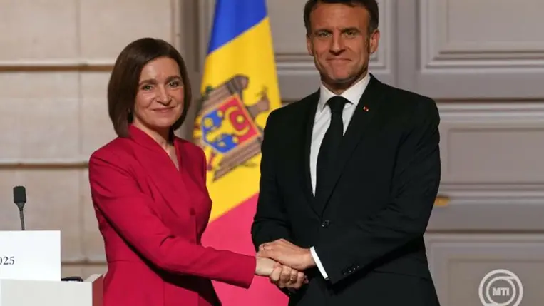 Maia Sandu moldovai és Emmanuel Macron francia elnök kezet fog a párizsi államfői rezidencián, az Elysée-palotában tartott sajtótájékoztatójuk végén 2025. március 10-én. MTI/EPA/AP pool/Christophe Ena