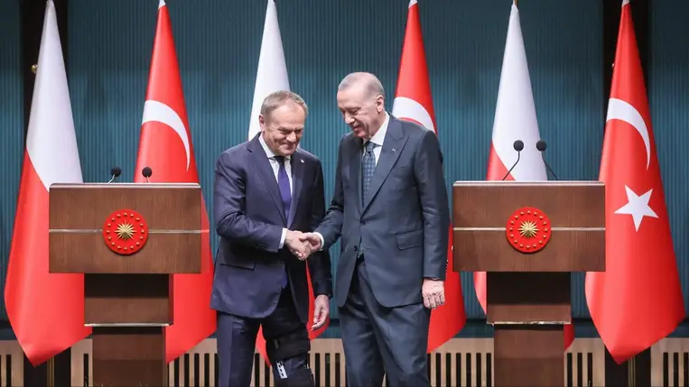 Recep Tayyip Erdogan török elnök és Donald Tusk lengyel kormányfő kezet fog az ankarai elnöki palotában tartott sajtótájékoztatójuk végén 2025. március 12-én. (Fotó: MTI/EPA/PAP/Leszek Szymanski)