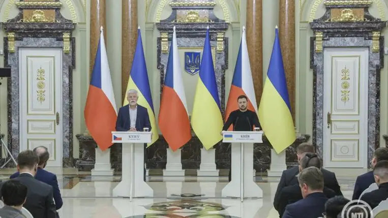 Volodimir Zelenszkij ukrán (j) és Petr Pavel cseh elnök sajtótájékoztatót tart Kijevben 2025. március 21-én. MTI/EPA/Szerhij Dolzsenko