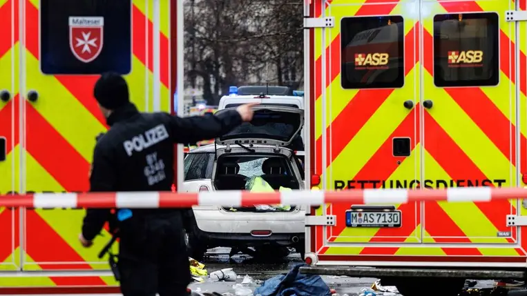 Mentőautók a gázolás helyszínén, Münchenben 2025. február 13-án (Fotó: MTI/AP/DPA/Matthias Balk)