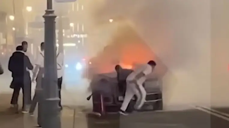 A lángoló limuzin Moszkvában, az orosz titkosszolgálat főhadiszállása közelében – Fotó: Youtube