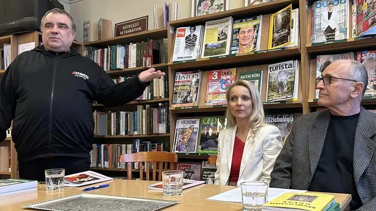 Ung-vidéki költő a Mitracsek Presszóban
