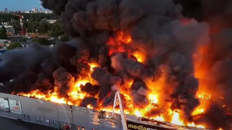 A 2024-es áruháztűz Varsóban (Forrás: YouTube/ABC News) 