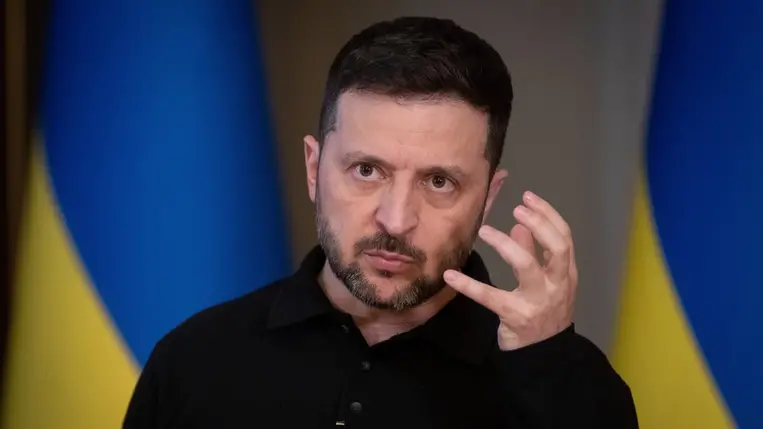 Volodimir Zelenszkij ukrán elnök sajtóértekezletet tart kijevi hivatalában 2025. április 17-én. (Fotó: MTI/AP/Efrem Lukackij)