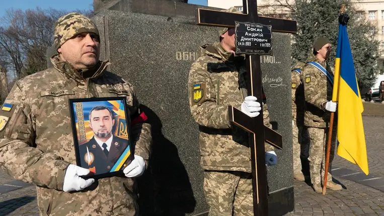 Ungváron végső búcsút vettek Andrij Dmitrovics Szakács századostól. Fotó: Ungvári Városi Tanács