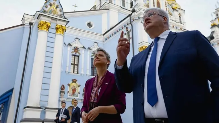 Andrij Szibiha ukrán külügyminiszter (j) és Yvette Cooper brit külügyminiszter az aranykupolás Szent Mihály-székesegyház mellett sétál el Kijevben 2025. szeptember 12-én. MTI/EPA/Reuters pool/Valentin Ogirenko