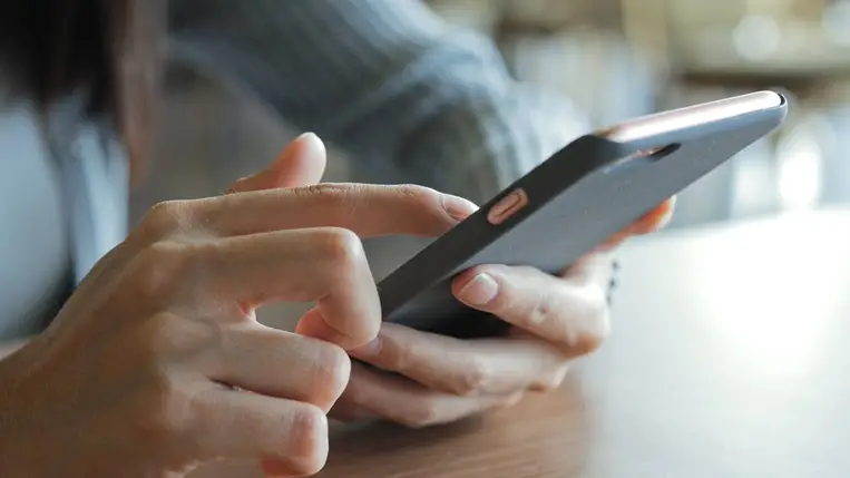 Androidosok figyelem: egy gombnyomás után hozzáférhetnek a telefon kamerájához. Illusztráció. Fotó: Internet