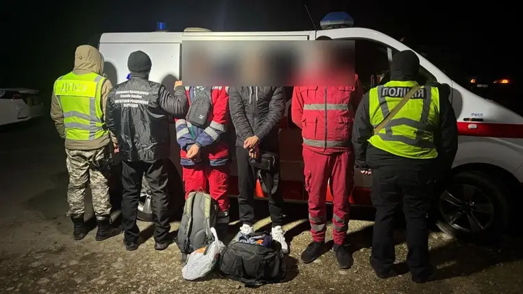 Egy lembergi sofőr mentőautóval szállította az álápolókat az ukrán-román határra. Fotó: Ukrán Állami Határőrszolgálat/Facebook