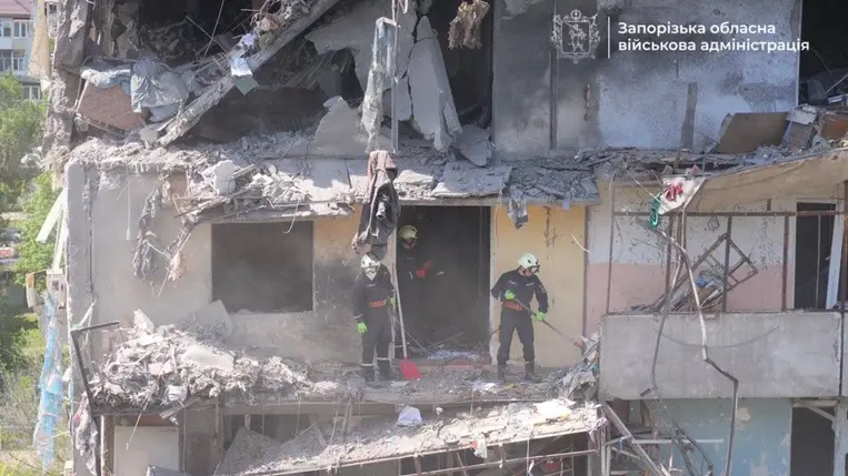 Április 22-én orosz irányított bombák csapódtak be Zaporizzsjában. 22 ember megsérült, köztük három gyermek, egy idős nő életét vesztette. Fotó: t.me/ivan_fedorov_zp