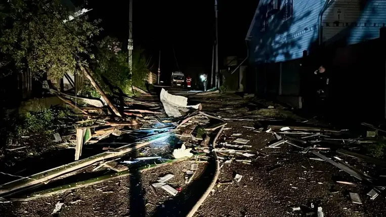 Április 29-én este Dnyiprót dróntámadás érte. A támadásban egy ember meghalt, egy megsérült, öt családi ház megrongálódott. Fotó: t.me/borys_filatovv