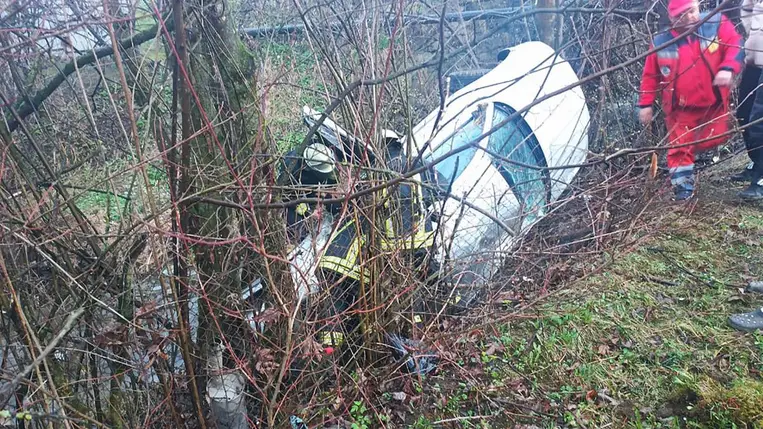 Árokba borult egy Skoda Superb Volócon, Kárpátalján. A tűzoltók gyors beavatkozása megmentette egy nő életét. Fotó: DSZNSZ