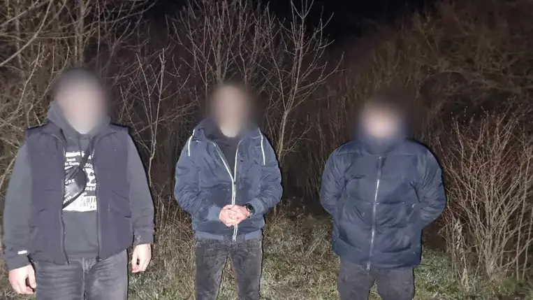 Az ukrán határőrök három „turistát” tartóztattak fel az ukrán–magyar határ közelében. Fotó: Ukrán Állami Határőrszolgálat