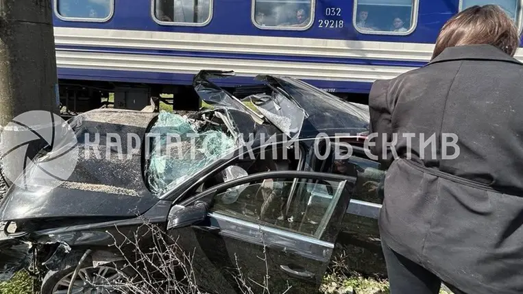 Audi típusú autó ütközött személyvonattal a kárpátaljai Dubrinicsiben (Bercsényifalva, Ungvári járás), a vonat 11 méteren át tolta maga előtt a járművet. Egy 22 éves férfi megsérült, a sofőr ellen eljárás indult. Fotó: Karpatszkij Objektiv