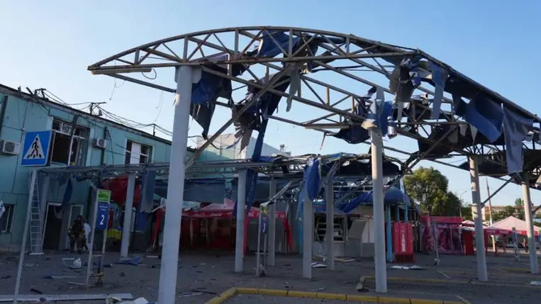 Augusztus 10-én este két orosz KAB-bomba csapódott Zaporizzsjába. A támadásban 20 ember megsérült, az autóbusz-állomás és az orvosi egyetem klinikája súlyos károkat szenvedett. Fotó: t.me/ivan_fedorov_zp