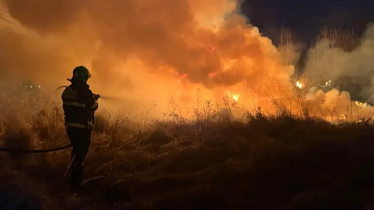 A hétvégén közel 61 hektárnyi területen égett a száraz fű Kárpátalján. Fotó: DSZNSZ