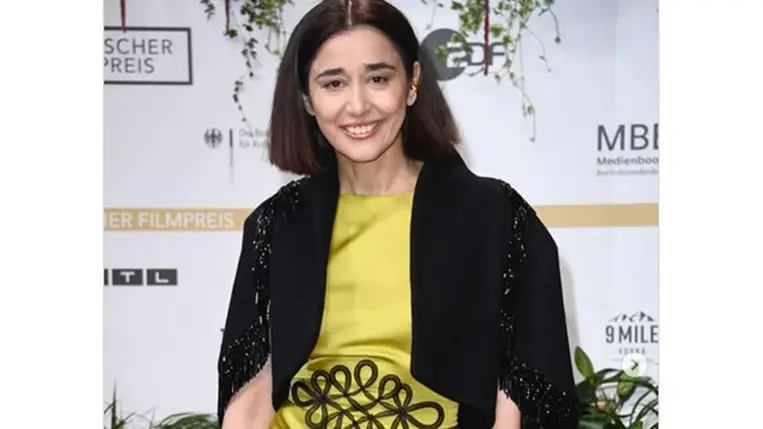 Az 52 éves Gryllus Dorka combtőig felsliccelt estélyiben gálázott