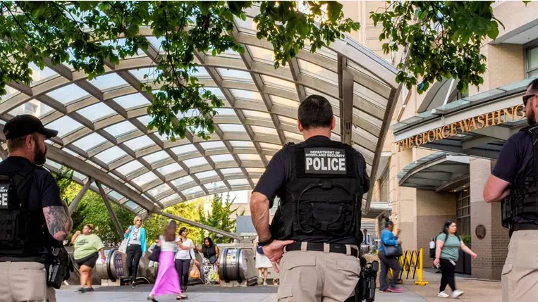 Az amerikai belbiztonsági minisztérium ügynökei a Foggy Bottom metróállomáson 2025. július 22-én (Fotó: Andrew Harnik/Getty Images)