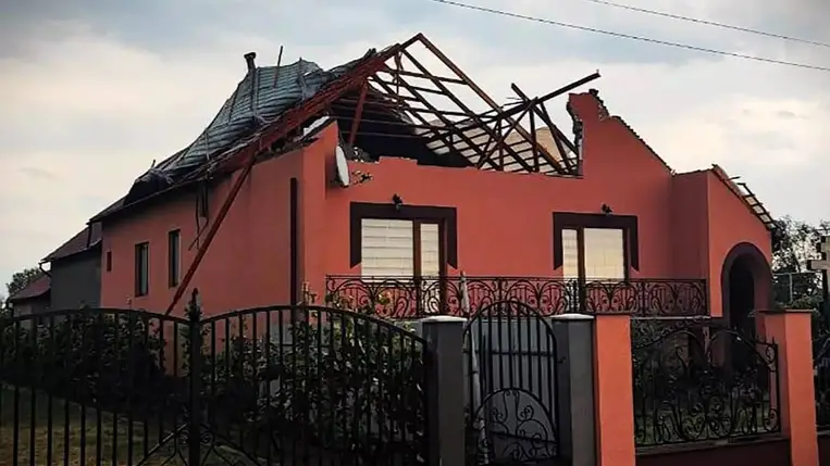 Az erős szél és jégeső súlyos károkat okozott a Beregszászi és Munkácsi járásokban. A DSZNSZ folyamatosan dolgozik a kárelhárításon. Fotó: DSZNSZ