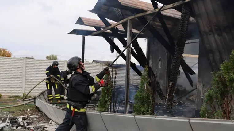 Az orosz erők újabb éjjeli dróntámadást hajtottak végre Prilukiban, Csernyihiv megyében. Energetikai létesítményt ért találat, több tízezer háztartás maradt áram nélkül, de a helyreállítás már folyamatban van. Fotó: t.me/chernigivskaODA