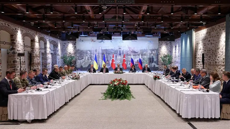 Az ukrán és az orosz küldöttség  a tárgyalóasztalnál Hakan Fidan török külügyminiszter jelenlétében Isztambulban, 2025. március 16-án (Fotó: MTI/EPA/Török külügyminisztérium)