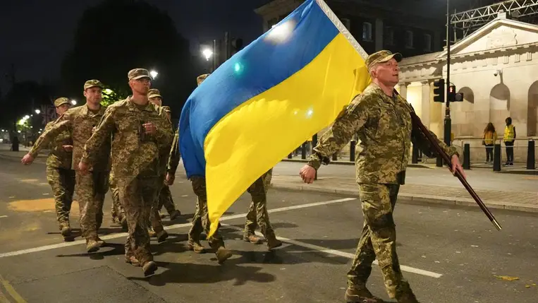 Az ukrán fegyveres erők tagjai a május 5-i Győzelem napja 80. évfordulójára készülő felvonulás próbáján London központjában, május 3-án. Fotó: PA Images via Getty Images/Lucy North.