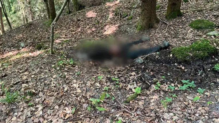 Az ukrán határőrök újabb áldozatra bukkantak az ukrán-román határ mentén. A veszélyes terep egyre több illegális határátlépő életét követeli. Fotó: Ukrán Állami Határőrszolgálat