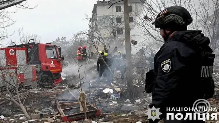 Az ukrán rendőrség felvételén orosz légitámadás helyszínén dolgoznak tűzoltók az Ukrajna középső részén fekvő Poltavában 2025. február elsején. MTI/EPA/Ukrán rendőrség
