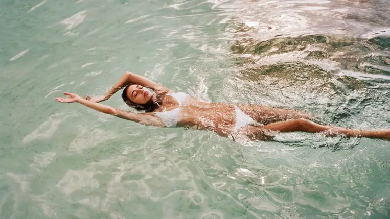 Az úszás 5 jótékony hatása a bőrre