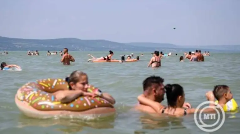 Balatonboglár, 2024. július 12. Fürdőzők a balatonboglári Platán strandon 2024. július 12-én. MTI/Vasvári Tamás