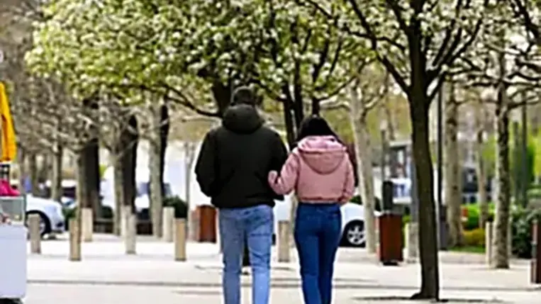 Balatonfüred, 2025. április 10. Sétálók a Balaton partján Balatonfüreden 2025. április 10-én. MTI/Koszticsák Szilárd