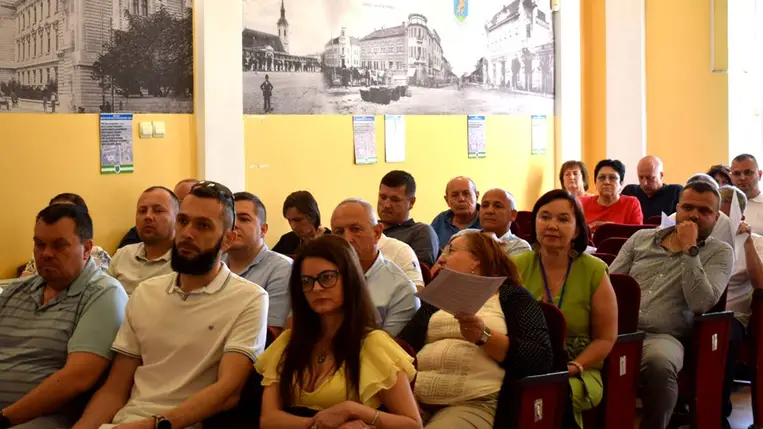 A Beregszászi Városi Tanács 50. ülésén 128 napirendi pontot tárgyaltak meg. Döntés született az oktatás jövőjéről, a kórházi energiaellátás fejlesztéséről és a helyi költségvetés módosításáról. Fotó: Beregszászi Városi Tanács