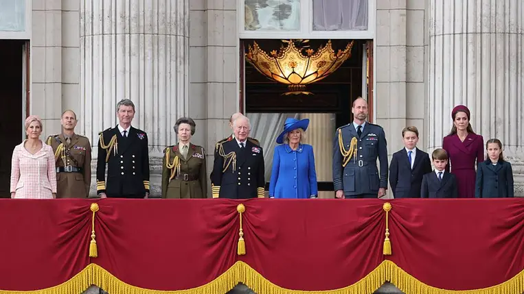 A brit királyi család tagjai, középen III. Károly királlyal és Kamilla királynével tekintik meg a II. világháború európai befejezésének 80. évfordulójára rendezett ünnepségen a londoni Buckingham-palota erkélyén, 2025. május 5-én (Fotó: Getty Images)