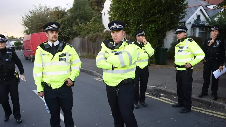 Brit rendőrök vizsgálódnak (Fotó: EPA/Facundo Arrizabalaga)